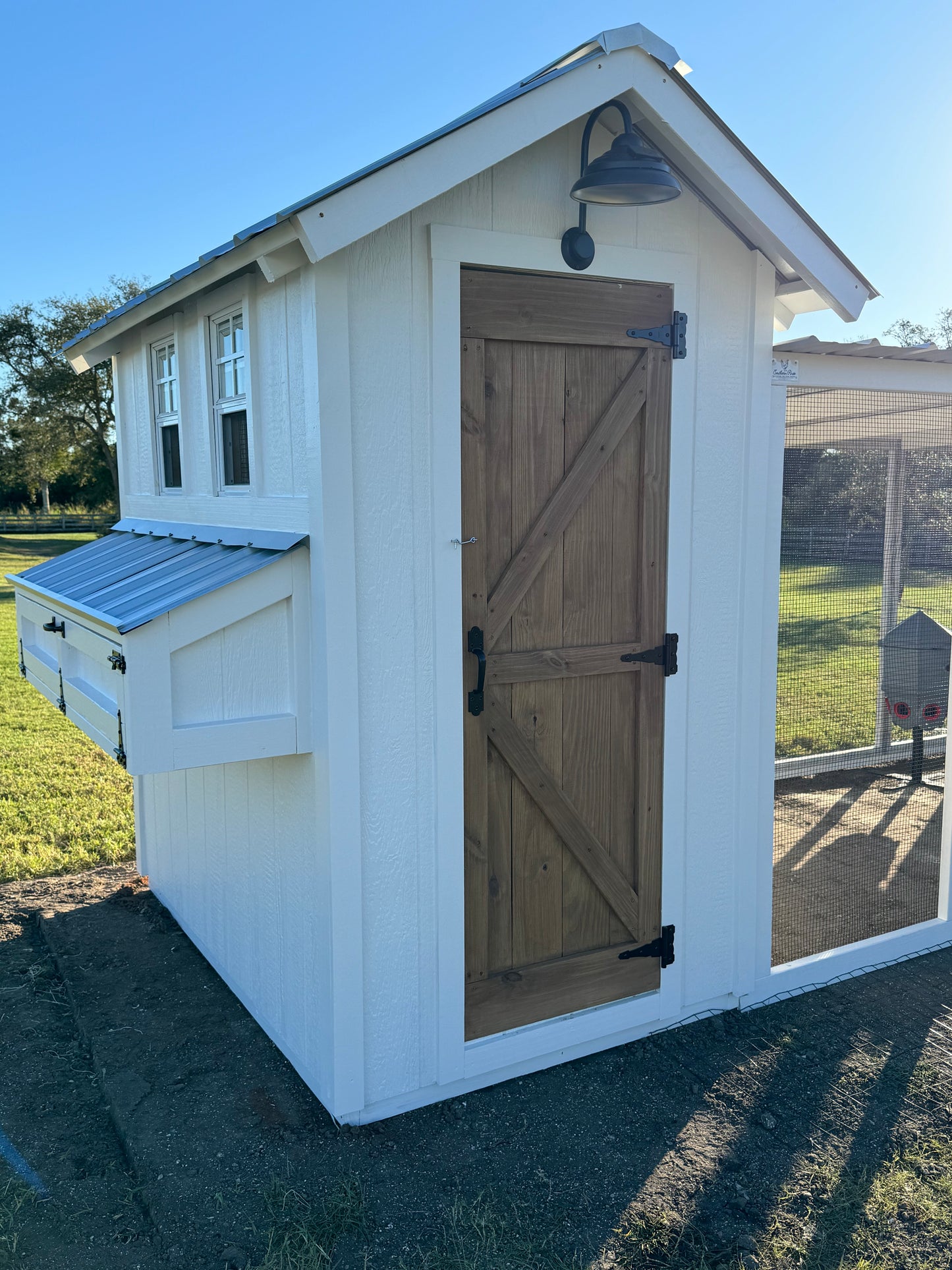 Farmhouse Walk-in Chicken Coop/Run