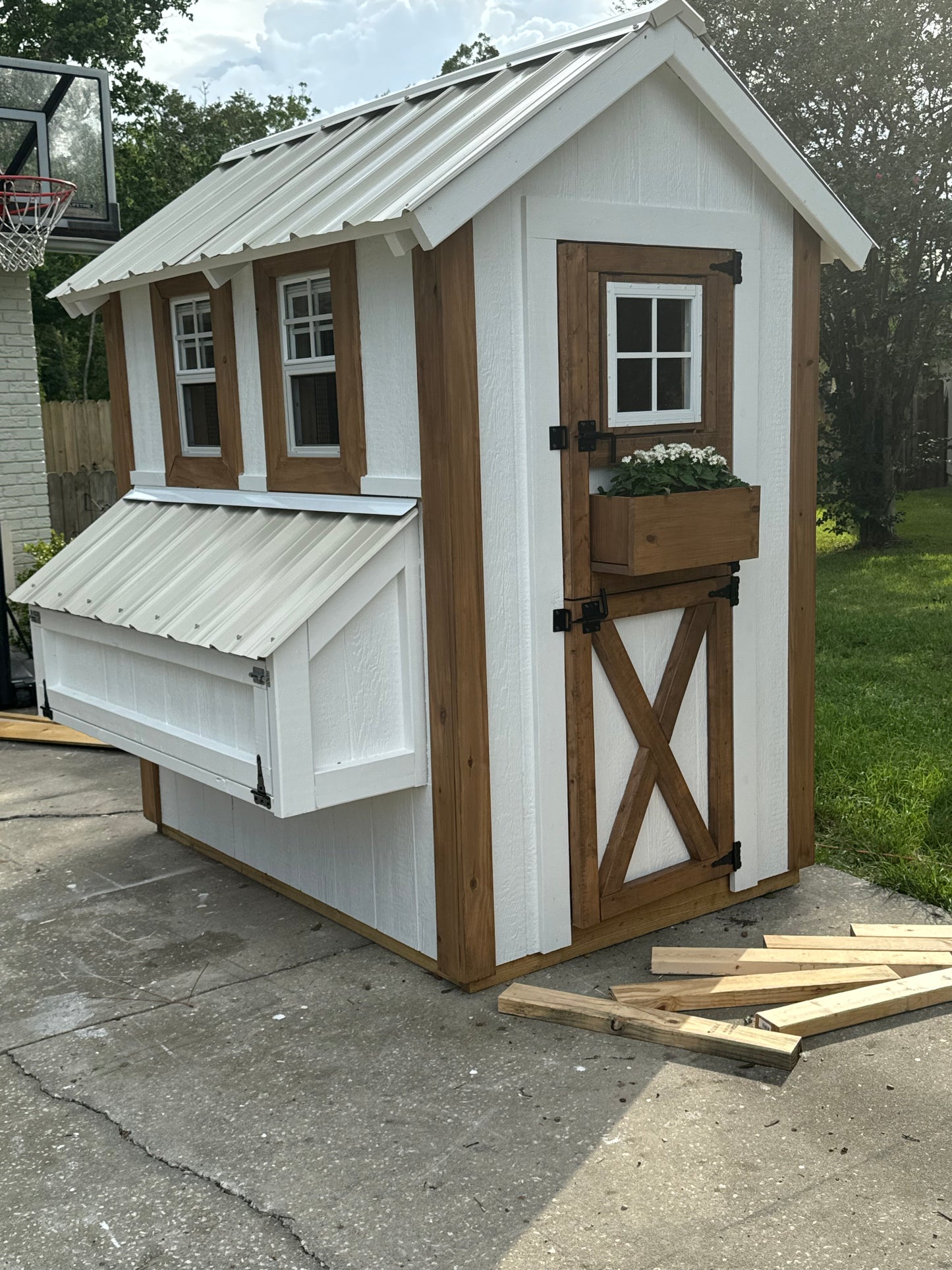 Farmhouse Walk-in Chicken Coop/Run