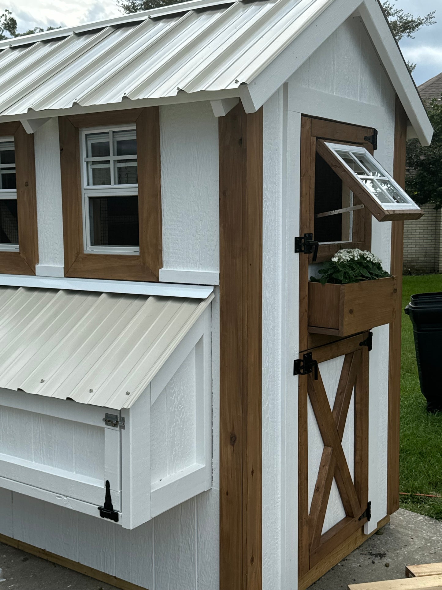 Farmhouse Walk-in Chicken Coop/Run