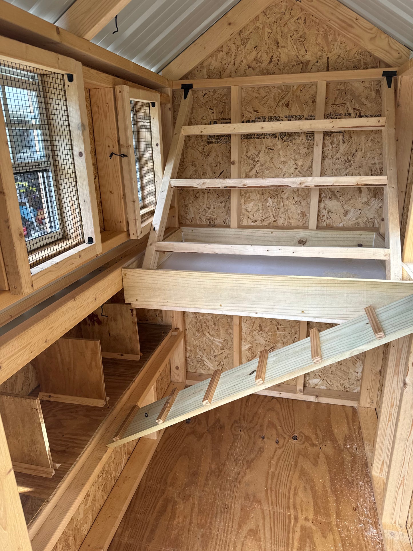 Farmhouse Walk-in Chicken Coop/Run