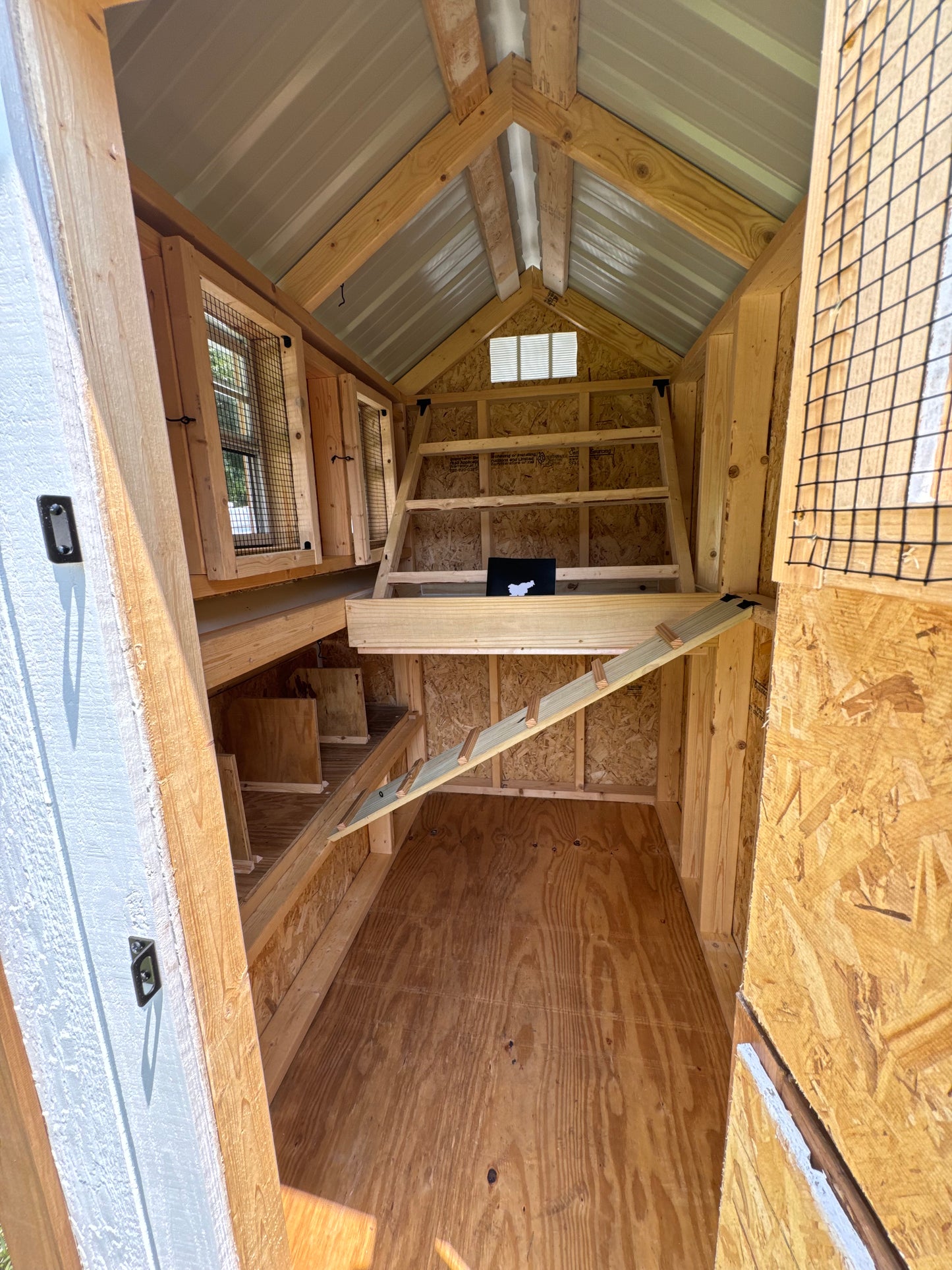 Farmhouse Walk-in Chicken Coop/Run