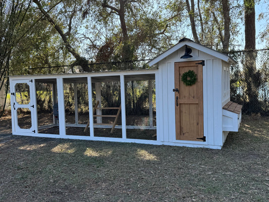 Farmhouse Walk-in Chicken Coop/Run