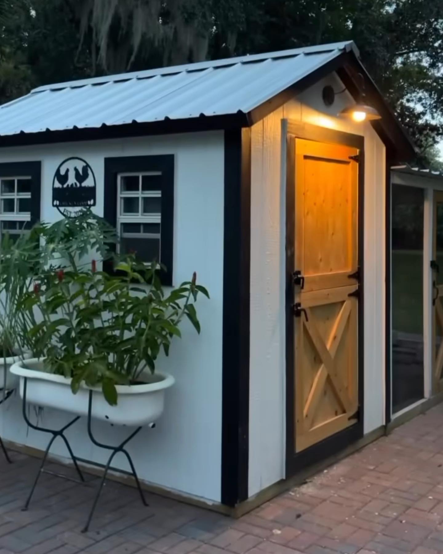 Farmhouse Walk-in Chicken Coop/Run