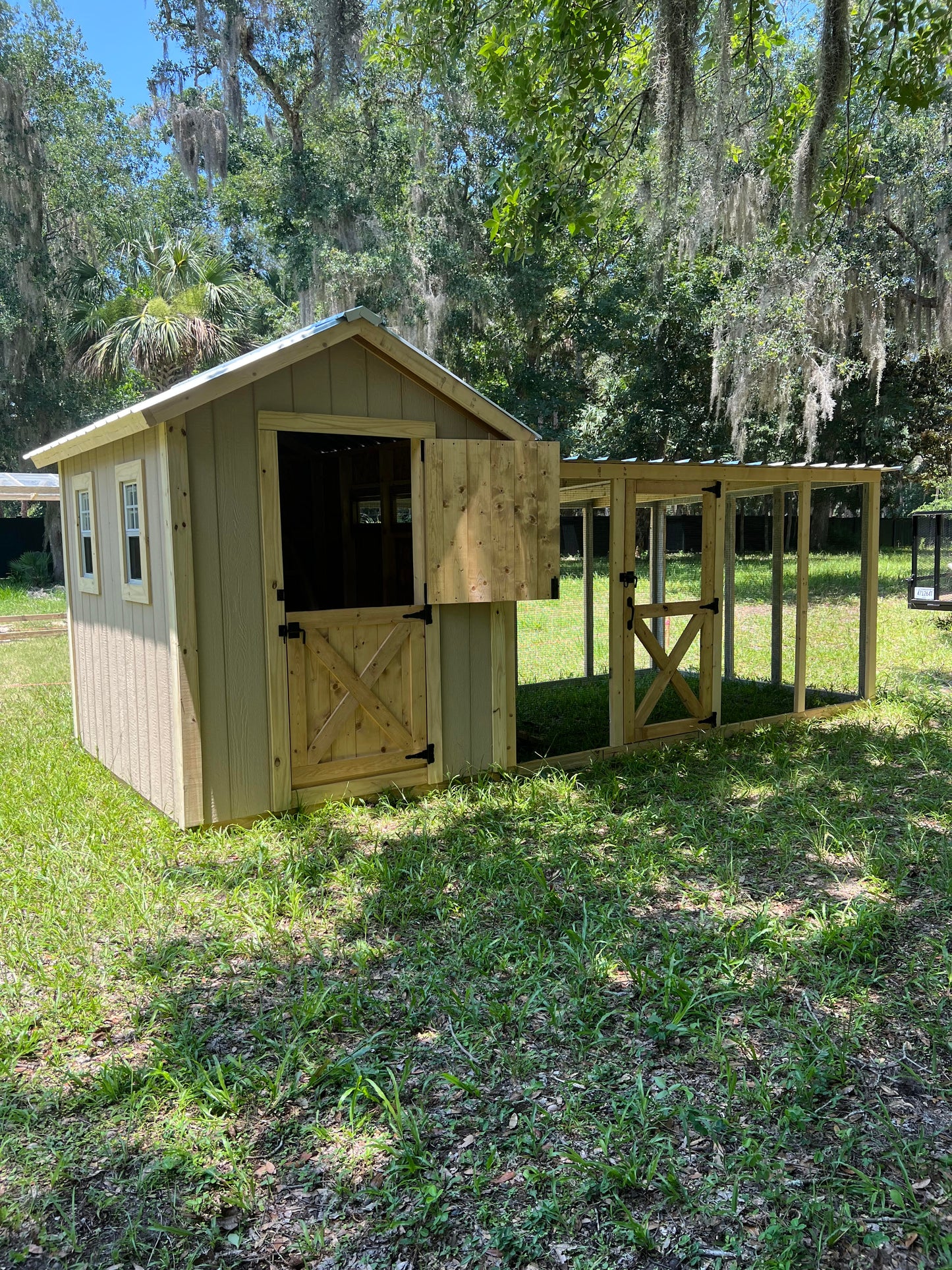 Farmhouse Walk-in Chicken Coop/Run