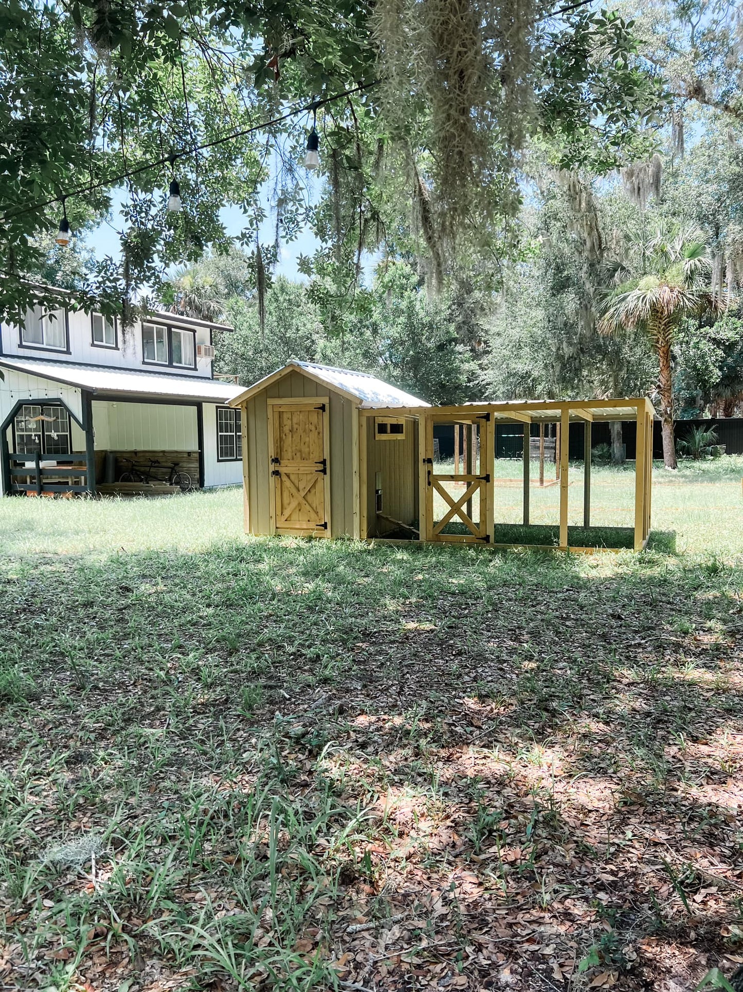 Farmhouse Walk-in Chicken Coop/Run